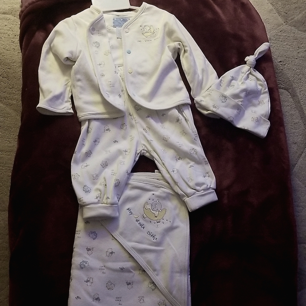 NWT Baby 4pc set long sleeve top, pants hat and bkanket